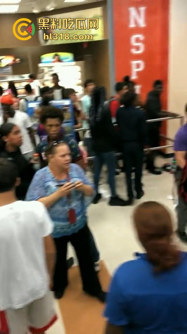 美国校园尼哥群殴现场曝光！堪比职业拳击MMA，真不讲道德，这么多人围殴一人！-10