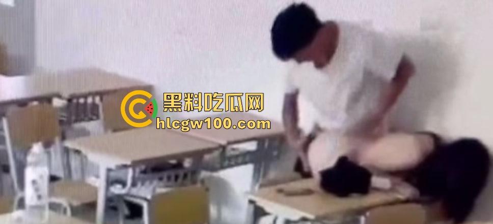 山西大同小情侣把教室课桌当大床房，女的光身子男的抠半天刚硬起来，女友发现监控吓得躲桌底，保安吃瓜笑疯了！-7