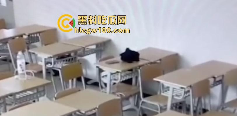 山西大同小情侣把教室课桌当大床房，女的光身子男的抠半天刚硬起来，女友发现监控吓得躲桌底，保安吃瓜笑疯了！-9