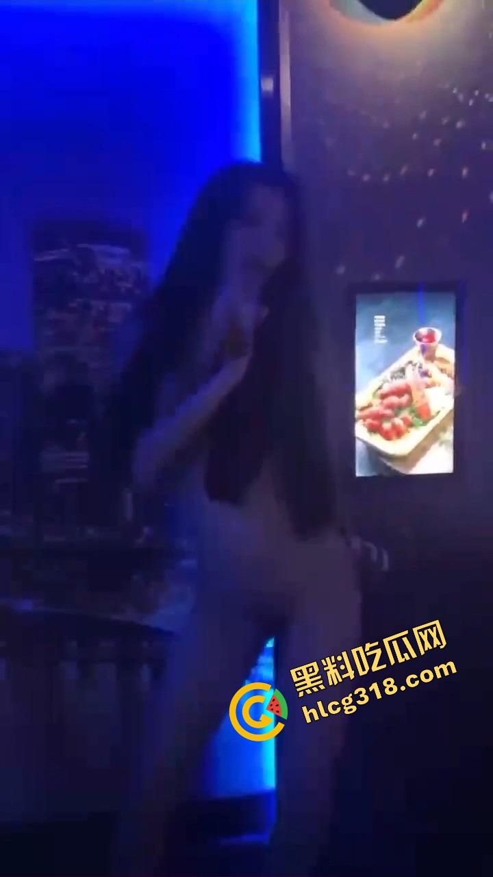 K房全裸接客制，香奶滑臀油光锃亮，唱一首舔三口，不挑脸不挑屌，包夜随便草，钱到位谁都能射进高音区！-2