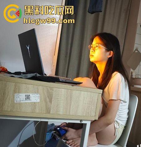 你一生所追求的白月光其实只是别人的胯下母狗！广州大学【魏书玲】与男友私密视频流出，淫骚自拍反差惊人。-6