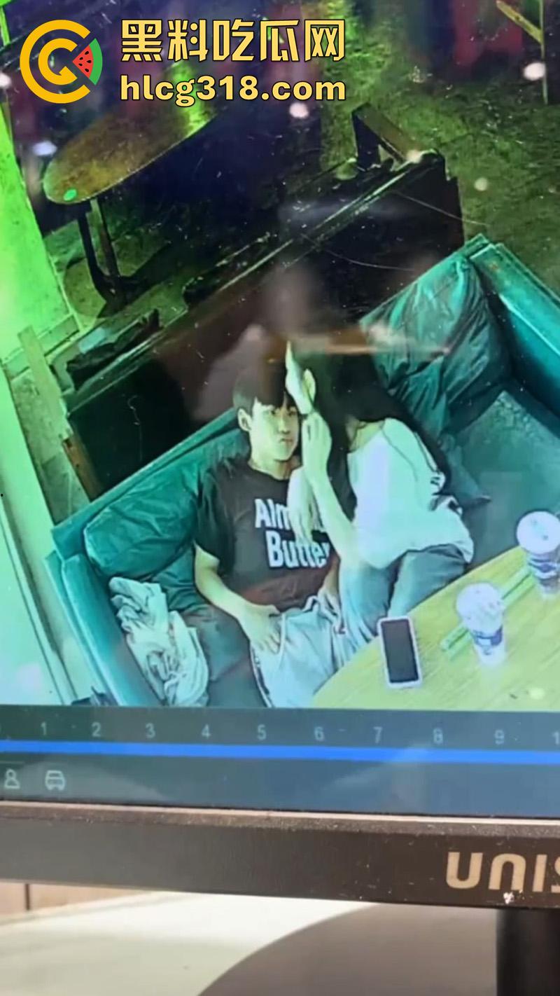 奶茶店偷情玩的就是刺激！广西玉林仙尼奶茶店，高冷校花女神【孙晓慧】，竟给陌生男子口交被曝光！-6