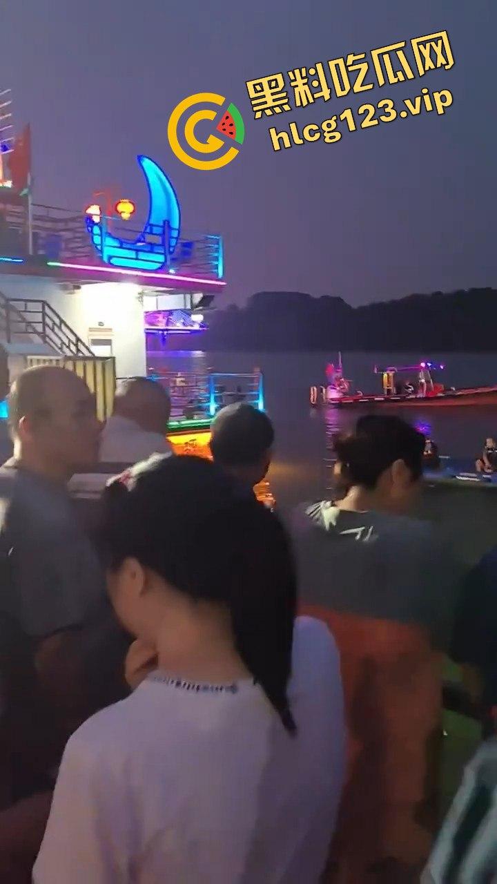 重庆网红【烈阳】摩托艇玩脱了丧命，母亲崩溃瘫倒，生前文案像预告？-8