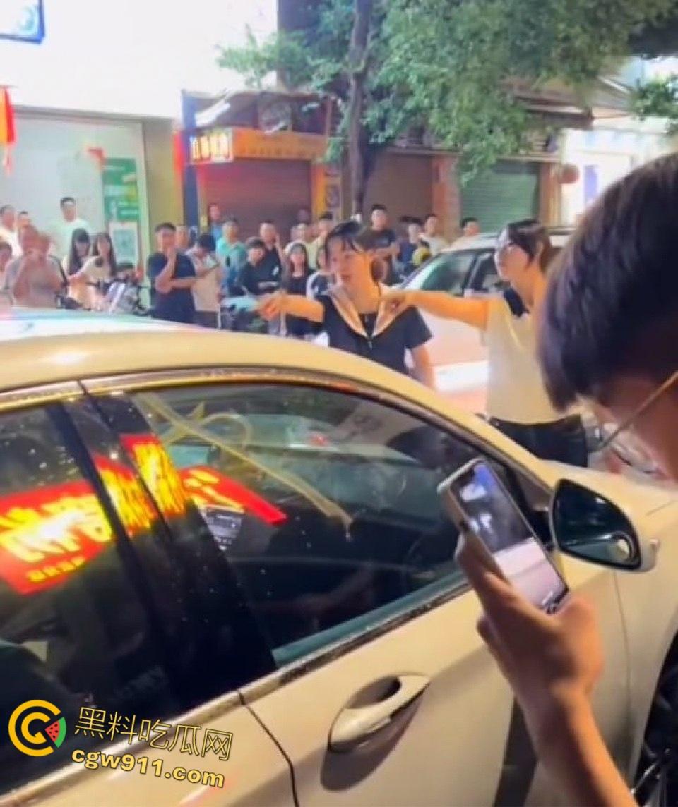 广东肇庆冯云小学附近捉小三现场大曝光，妻子怒火中烧堵截奸夫淫妇，停车场围堵拉扯惊心动魄!-7