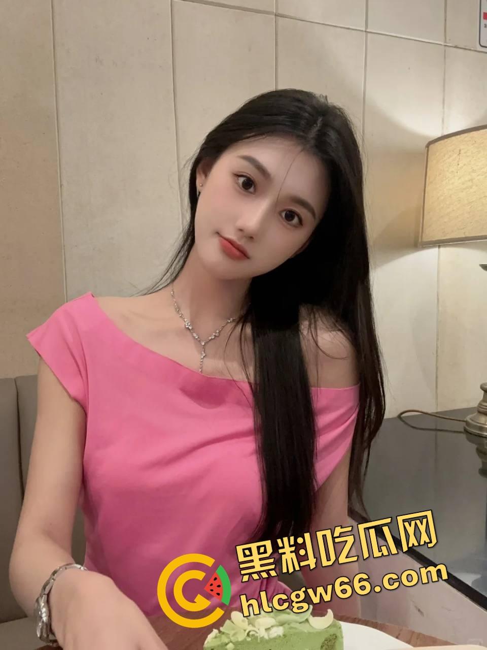 上海酒吧舔狗原形毕露,喝着喝着就脱女神鞋开始狂舔,舔得跟吃人参果一样,这舔法找条狗都得敬礼!-1