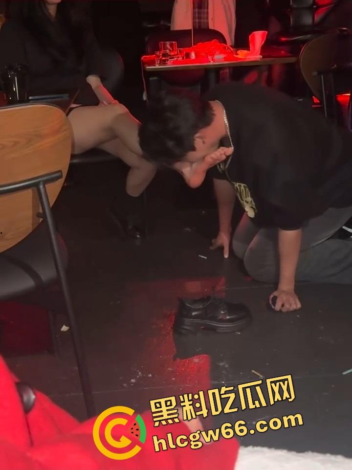 上海酒吧舔狗原形毕露,喝着喝着就脱女神鞋开始狂舔,舔得跟吃人参果一样,这舔法找条狗都得敬礼!-11