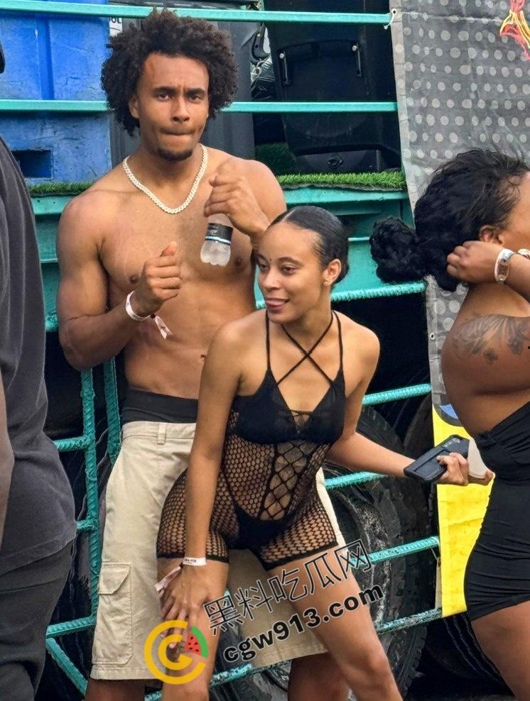 火热大曝光!曼联球星齐尔克泽球场外激战,与性感女郎酒店激战,三洞齐开,画面堪比岛国大片-4