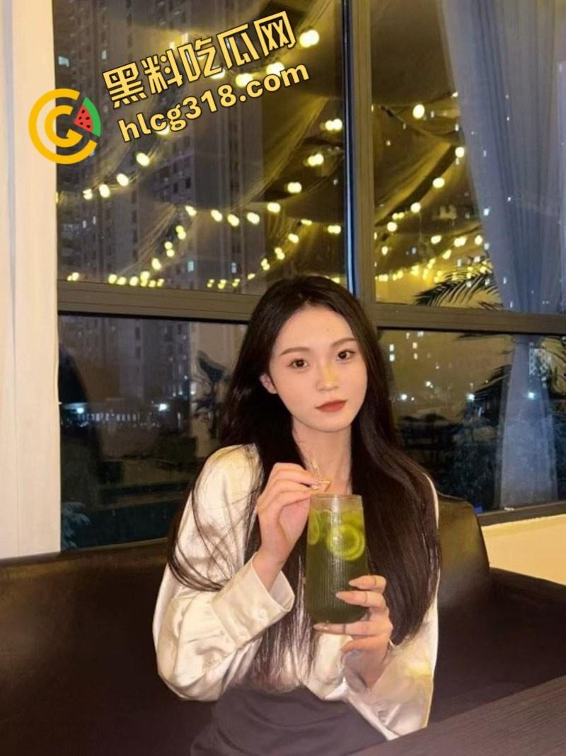 上海反差幼师【刘雨菲】，白天教娃晚上变骚母狗，红底黑丝高跟后入，镜子前大长腿后入性感，谁看了不腿软  !-3