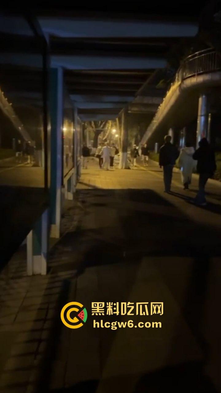 玩大了！江西南昌毛头小伙街头拼刀 装逼青年情绪失控砍断对方手劈 现场血腥视频流出人还挺淡定？-7