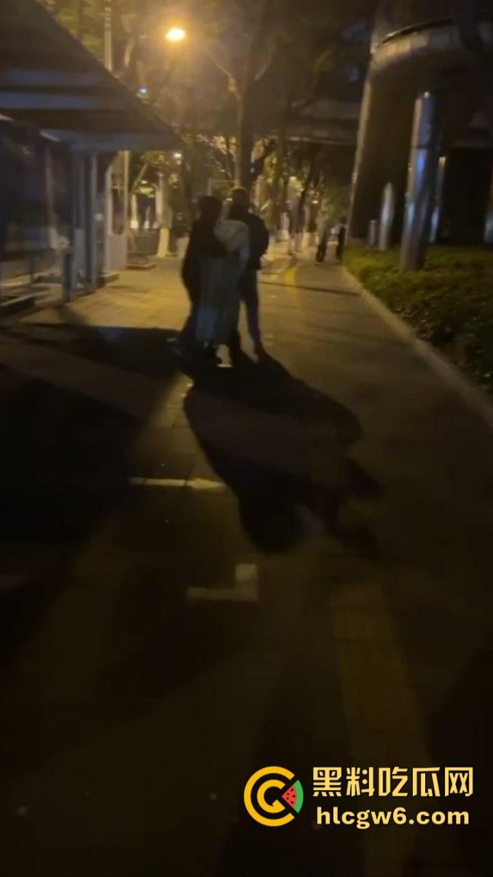 玩大了！江西南昌毛头小伙街头拼刀 装逼青年情绪失控砍断对方手劈 现场血腥视频流出人还挺淡定？-8