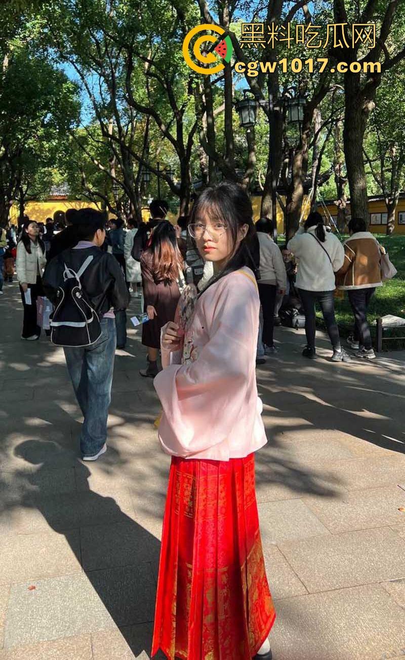 含屌玩手机还不够,还得边干边用跳蛋狂震嫩穴!长沙科技学院骚逼母狗【蒋恩彤】性爱表演曝光,鉴定骚货一枚!-2