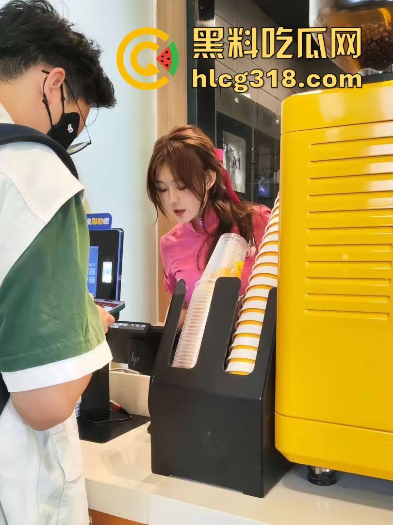约炮南宁火车站麦当劳女服务员！脱下工作制服没想到身材这么有料，无套内射，麦当劳确实好吃！-1