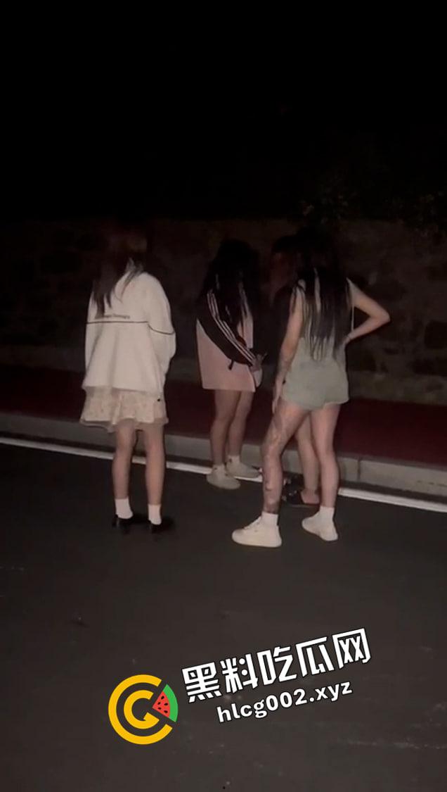 河南新县女孩被霸凌原视频 扇脸 吃烟头 飞踹 精神小妹们下手太狠了-1