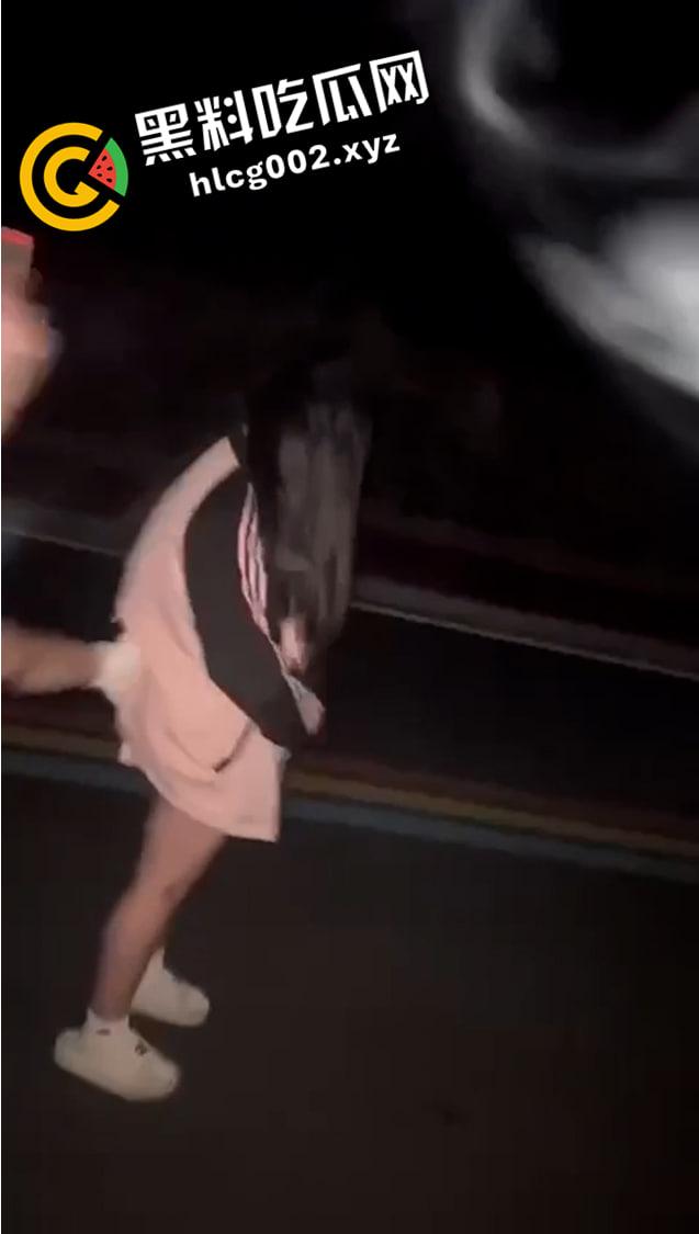 河南新县女孩被霸凌原视频 扇脸 吃烟头 飞踹 精神小妹们下手太狠了-4