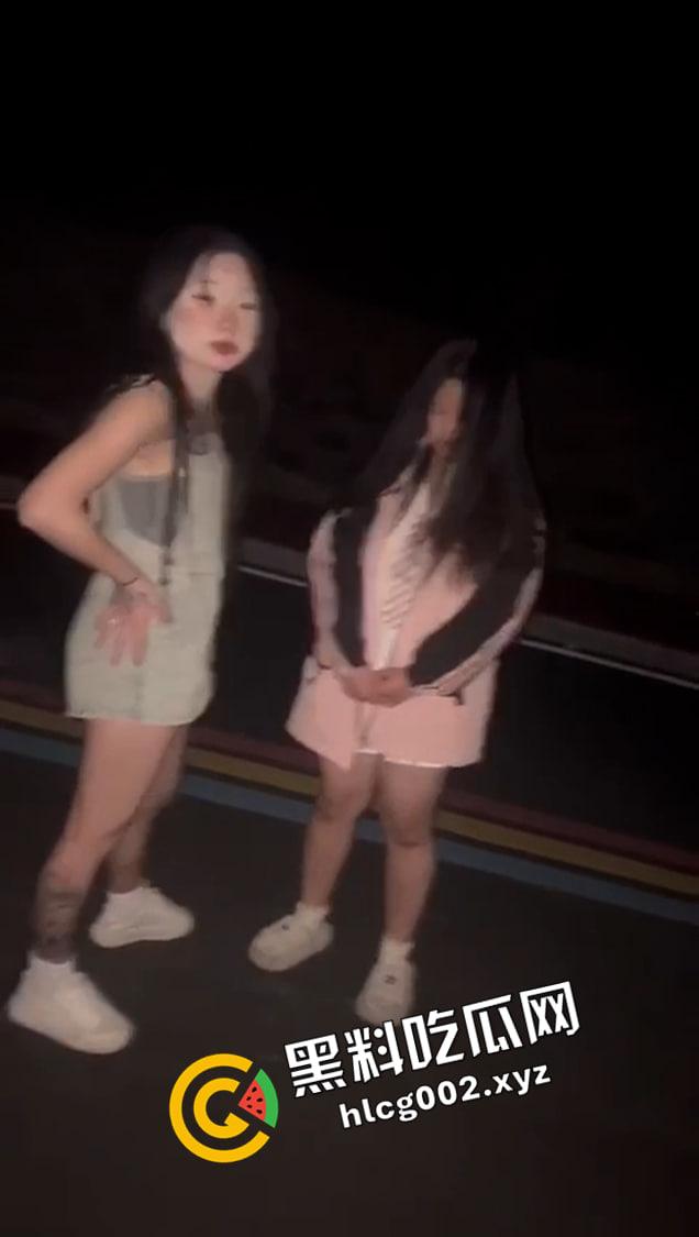 河南新县女孩被霸凌原视频 扇脸 吃烟头 飞踹 精神小妹们下手太狠了-5