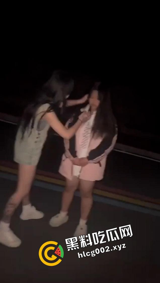 河南新县女孩被霸凌原视频 扇脸 吃烟头 飞踹 精神小妹们下手太狠了-8