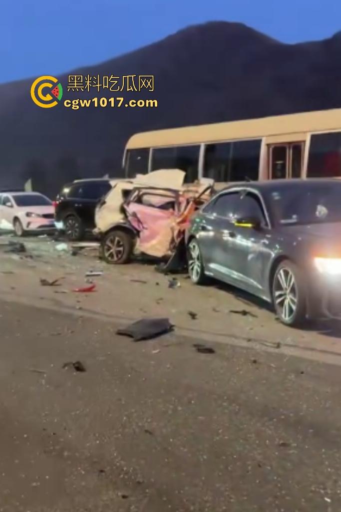 11月20日河北张家口崇礼区重型吊车失控连撞多车，滑雪季雪路结冰使多人受伤，现场就如灾难片！-6