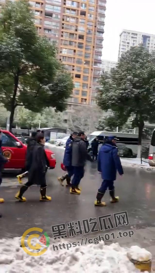 南京小区大火事件!领导视察灾后情况笑容满面离开 引起小区众愤-3