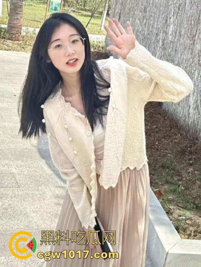 湖北科技学院【霍西梅】，娇嫩性感眼镜妹，酒店约炮主动骑乘抽插，视频被男同学售卖流出，戴眼镜的果然最骚！-1