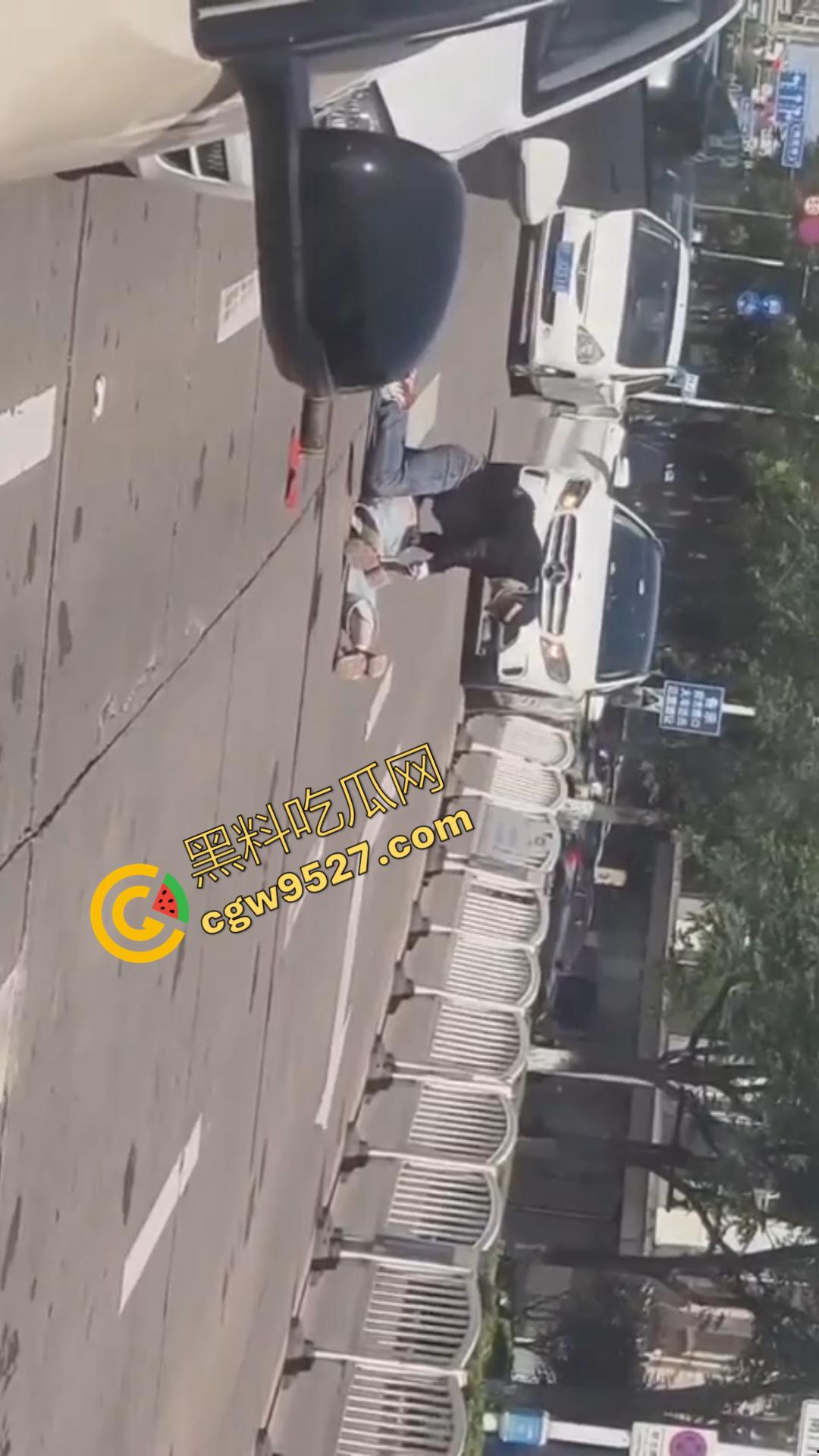 海宁街头惊现杀人割头恐怖画面！凶手带着手套十分专业当众杀人，现场血流一地，受害人当场死亡-5