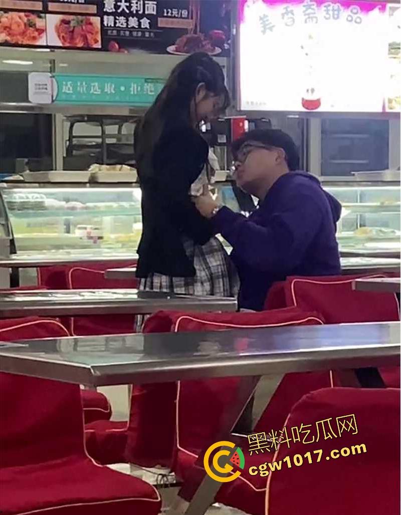 常州轻工大学饭堂激情一刻,JK清纯女大激情相吻,情到浓处直捅裙底骚逼,随后女生跪地疑似深喉口交,当我们不是人是吧!-10