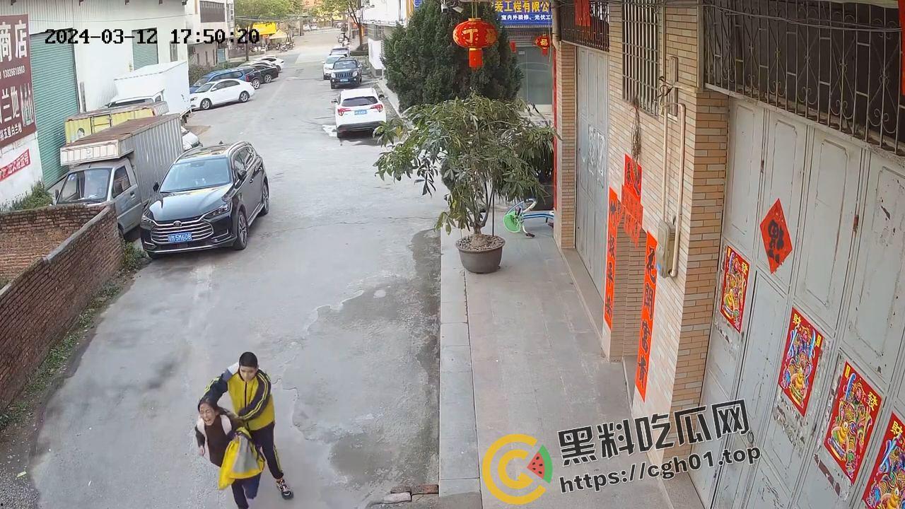 天津河东中心小学初中生猥亵小女孩  女孩惨叫瘆人 老师辟谣男孩不正常  现场监控流出-2