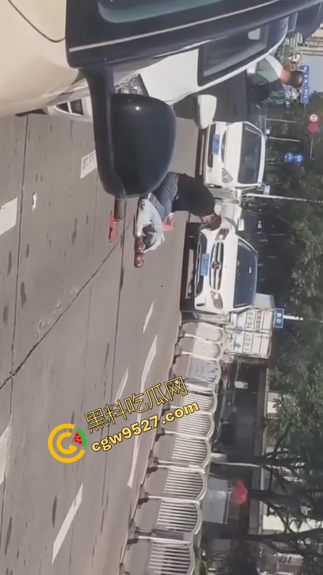 海宁街头惊现杀人割头恐怖画面！凶手带着手套十分专业当众杀人，现场血流一地，受害人当场死亡-6