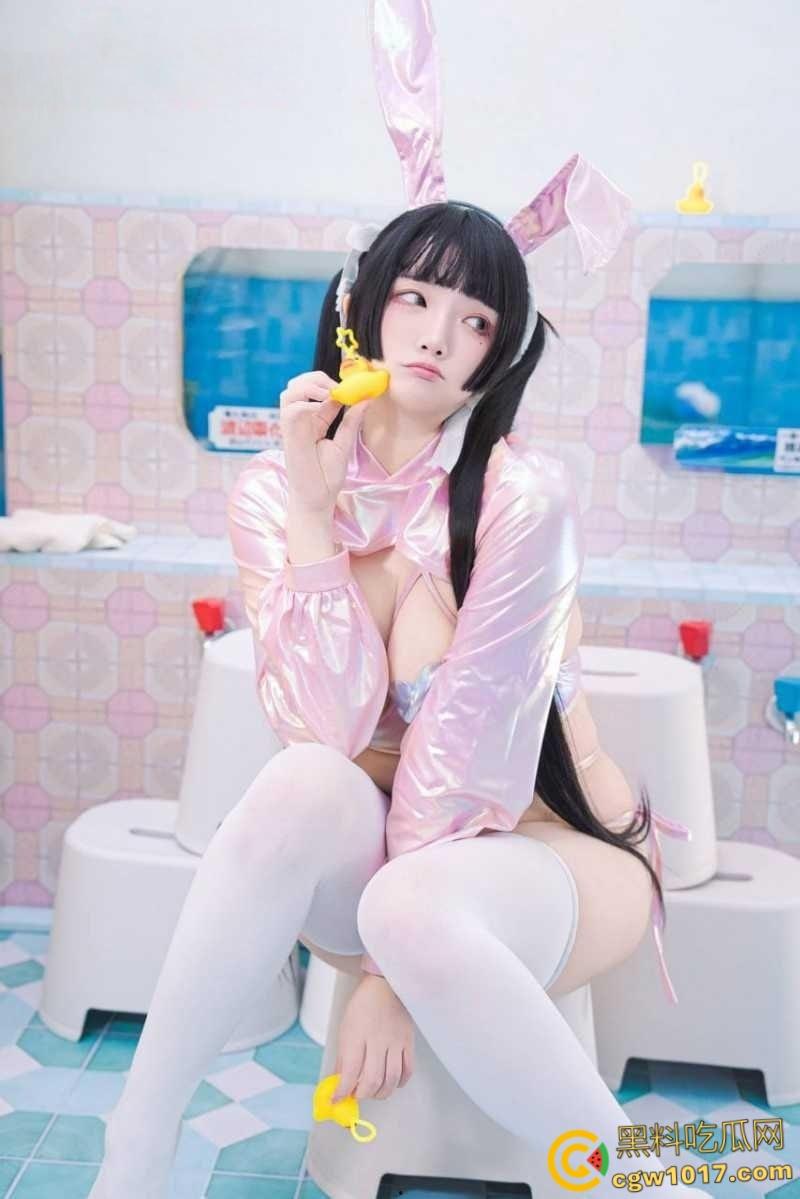 台湾萝莉女神【落落Raku】大尺度浴池写真，化身粉红小白兔激情自慰，紧致白虎穴娇艳欲滴！-3