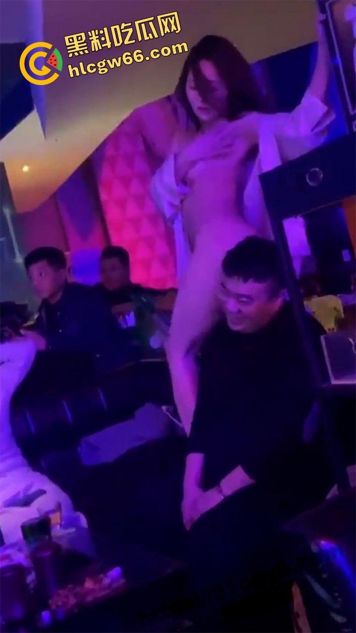 酒吧KTV夜色撕裂现实,有人夜夜升天,有人只能撸管做梦!美女排队献骚,瓜友像皇帝一样挑挑拣拣!-8