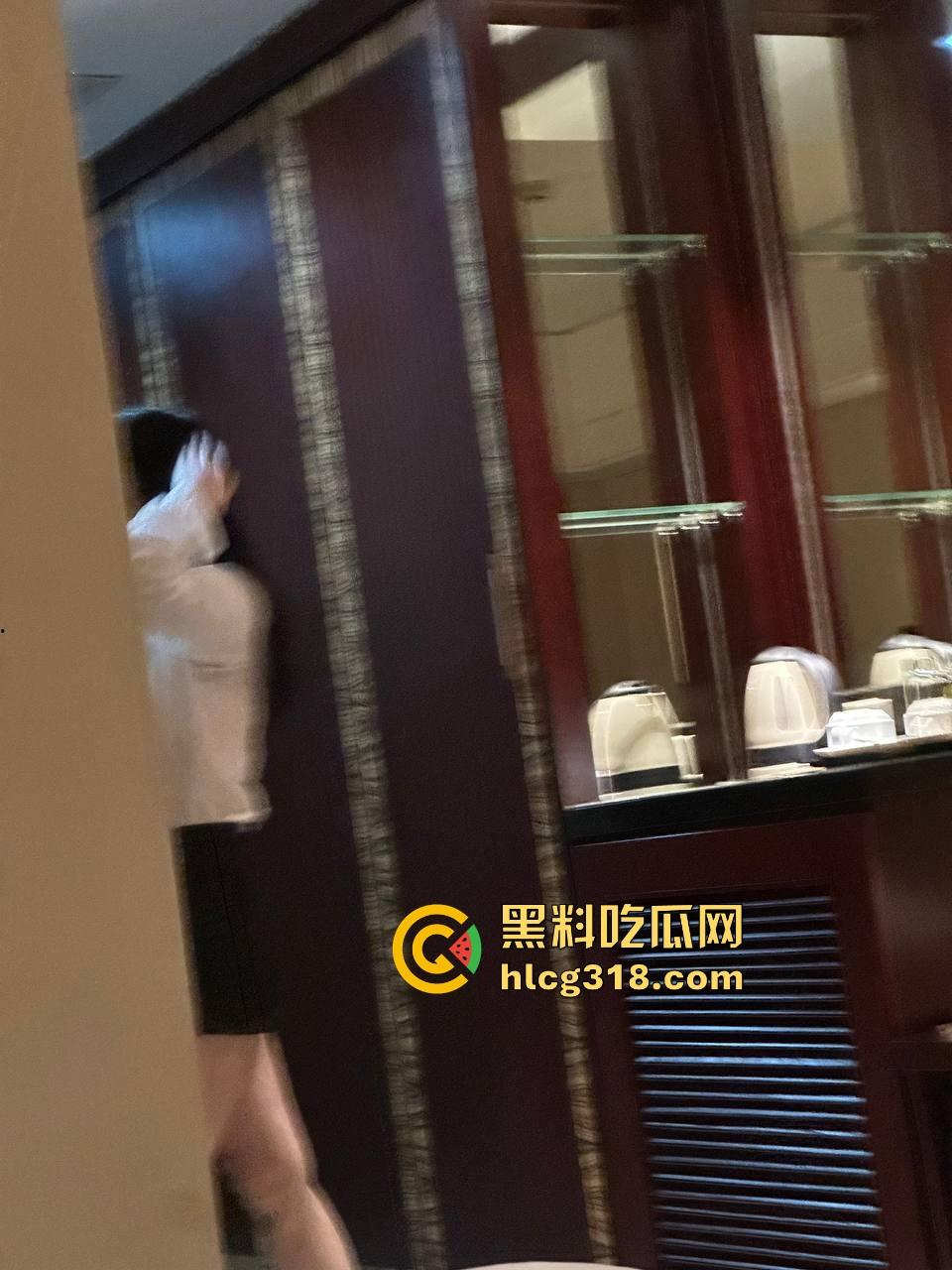 深夜约炮巨乳学姐！极品高颜值尤物惨遭抱腿正插，无套内射骚穴，高冷学姐轻松拿下！-1