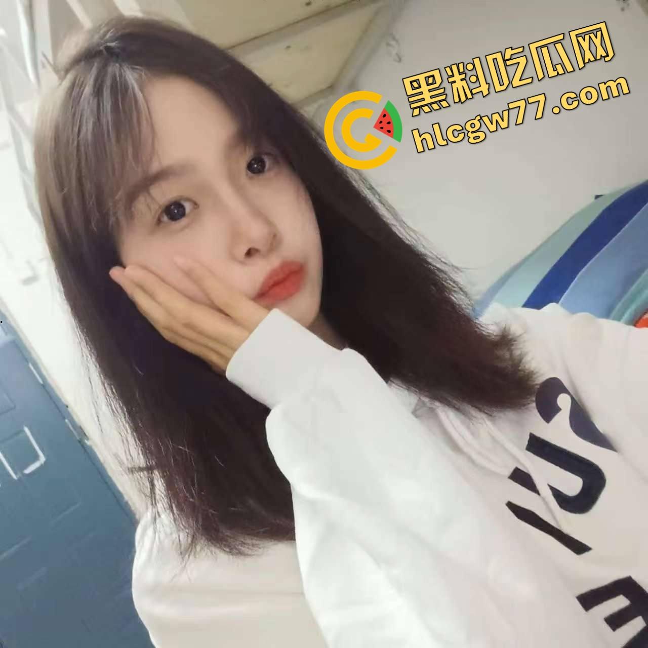 江西南昌瓜友真实投稿，朋友女友的闺蜜天天上我家看电影，我看她脚她让我舔逼，内射口爆全安排！-1