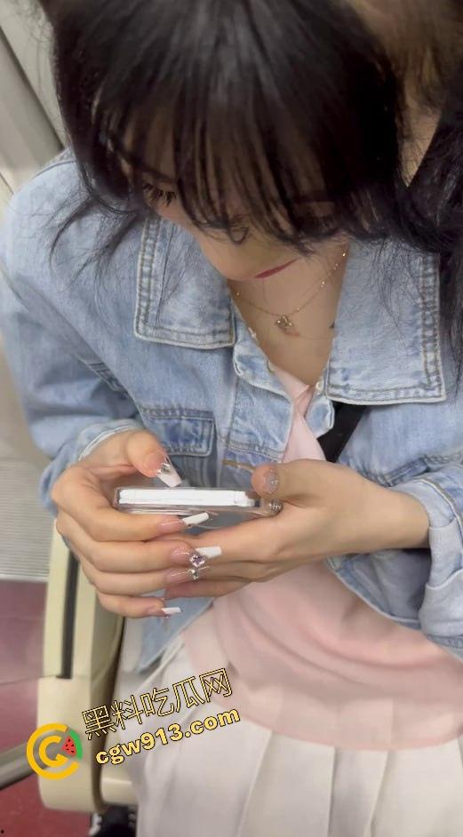 长沙极品粉嫩JK妹，小白兔装纯其实是猎人，勾引黄毛回出租屋内射自己骚鲍鱼，射的黄毛直接硬不起来！-1