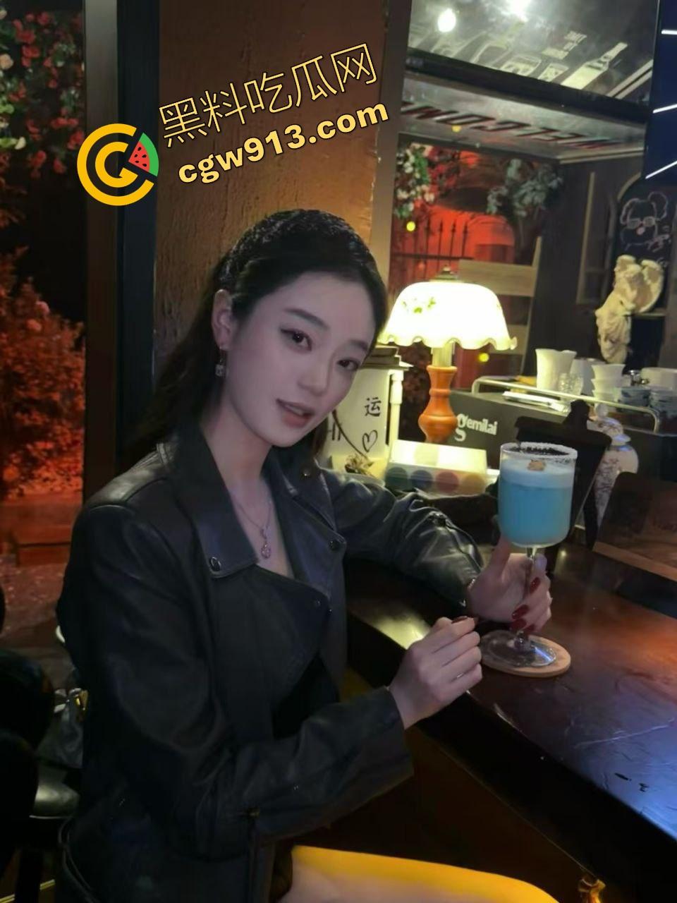 长沙极品粉嫩JK妹，小白兔装纯其实是猎人，勾引黄毛回出租屋内射自己骚鲍鱼，射的黄毛直接硬不起来！-4