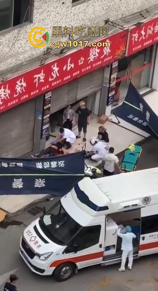 夜樱小龙虾烧烤发生持刀砍人事件！三打一，貌似被反杀，地上躺个黑衣服，现在的人动不动就动刀子真恐怖！-6