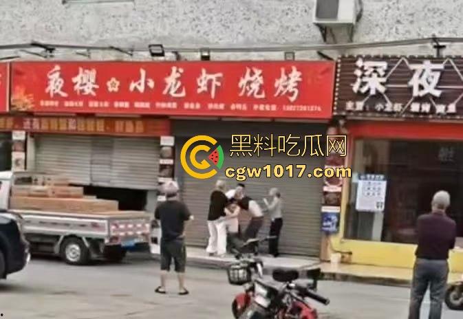 夜樱小龙虾烧烤发生持刀砍人事件！三打一，貌似被反杀，地上躺个黑衣服，现在的人动不动就动刀子真恐怖！-8