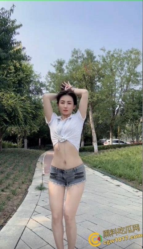 抖音绝美高颜值少妇【笑笑很甜】，骚舞视频流出，身材纤细性感妖娆，黑森林逼毛茂盛得像丛林！-4