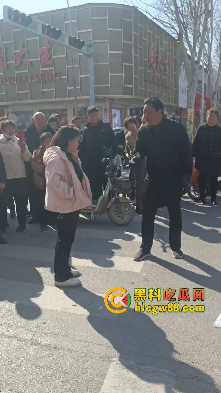 河北邯郸老实人媳妇在家聊骚撩汉，老公打工买套结果给别的男人用，气到街头崩溃大吼我真是笑话！-4