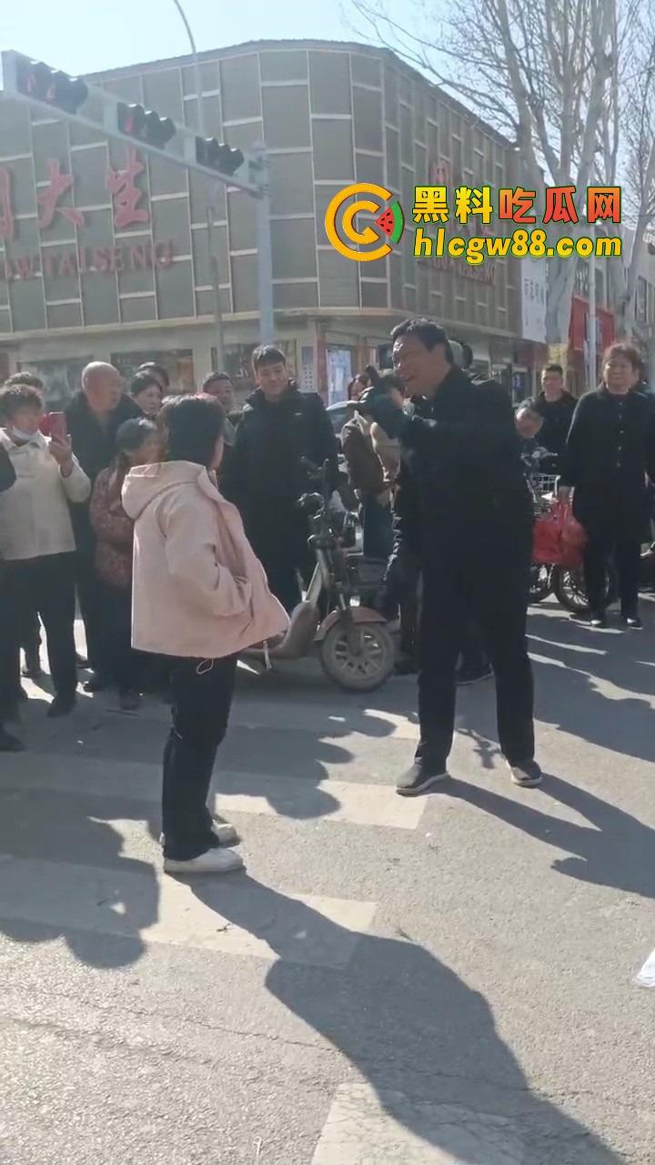 河北邯郸老实人媳妇在家聊骚撩汉，老公打工买套结果给别的男人用，气到街头崩溃大吼我真是笑话！-5