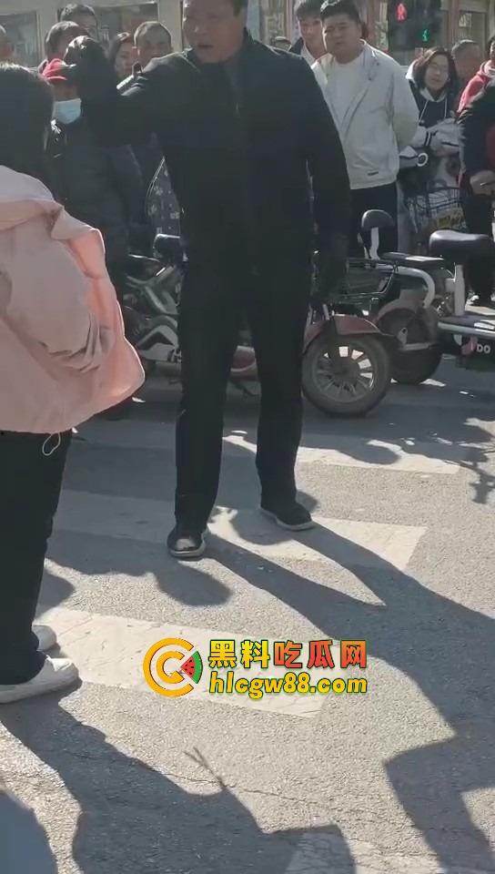 河北邯郸老实人媳妇在家聊骚撩汉，老公打工买套结果给别的男人用，气到街头崩溃大吼我真是笑话！-9