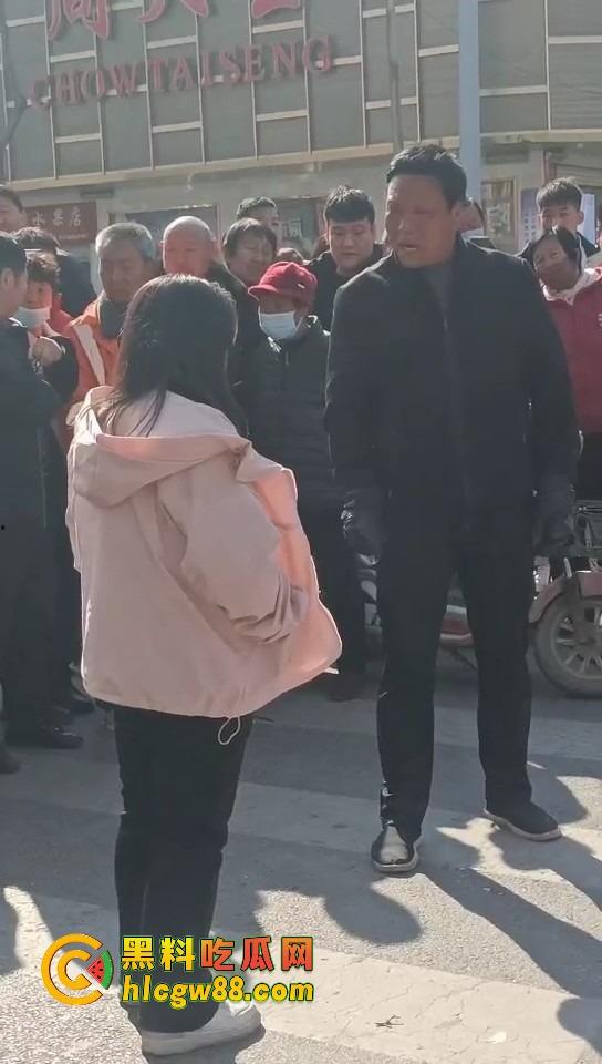 河北邯郸老实人媳妇在家聊骚撩汉，老公打工买套结果给别的男人用，气到街头崩溃大吼我真是笑话！-10