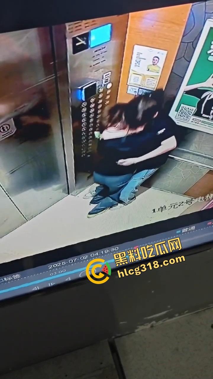 电梯春潮涌动，男女上楼全程互撩，男的手法老道全程开摸，解开发型就是解锁原始本能！-6