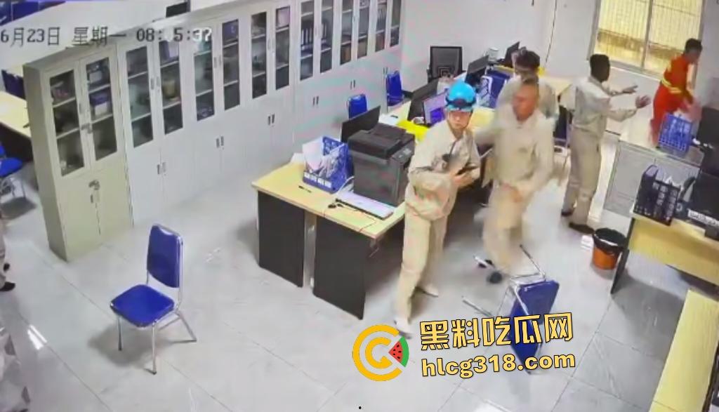 刀仔偷袭工程办公室!员工因看见领导偷情自己老婆的视频连桶数刀报复领导逃逸,这才是真男人啊!-4