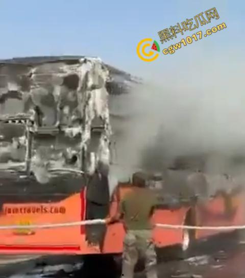 印度拉贾斯坦邦新购巴士惨烈失火，20人惨遭烈焰吞噬命丧黄泉，焦黑车厢隐隐哀嚎，车主凄凉新车梦碎-9