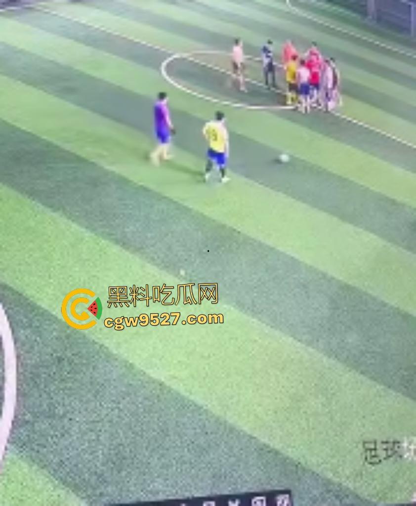 广西散打冠军灰衣男足球场血虐黄衣莽夫!两三成功力一拳爆鼻血,黄衣挑衅秒跪!-1