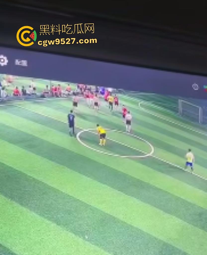 广西散打冠军灰衣男足球场血虐黄衣莽夫!两三成功力一拳爆鼻血,黄衣挑衅秒跪!-2