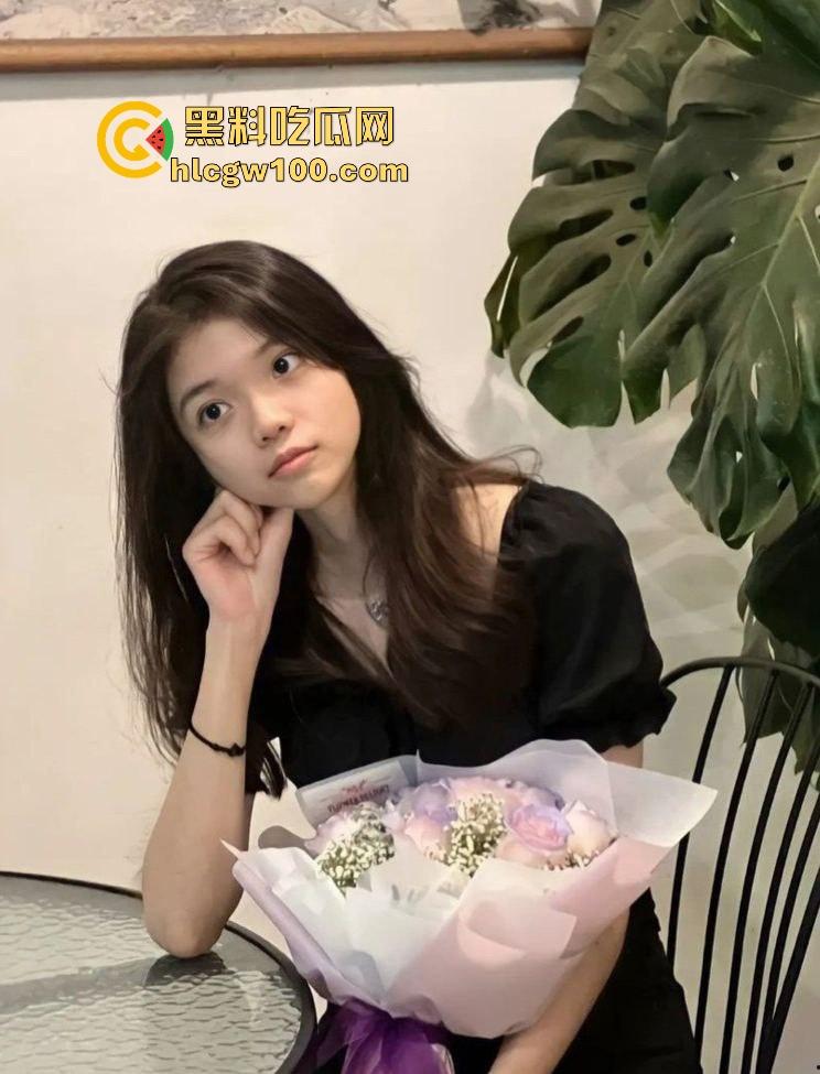 芜湖95年小哥分享调教00后小骚妹，小穴从粉嫩紧致到宽松变色，打屁股时乖得像条小母狗，鸡巴插不满都不行！-2