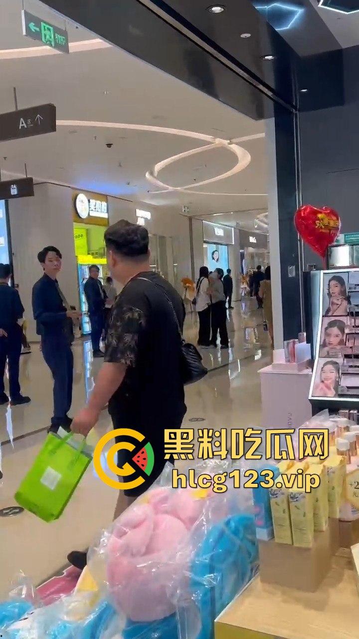 珠海街头惨烈抓小三!正妻怒揍小三十分钟,后背裸露惨叫救命,路人全程围观无人理!-3