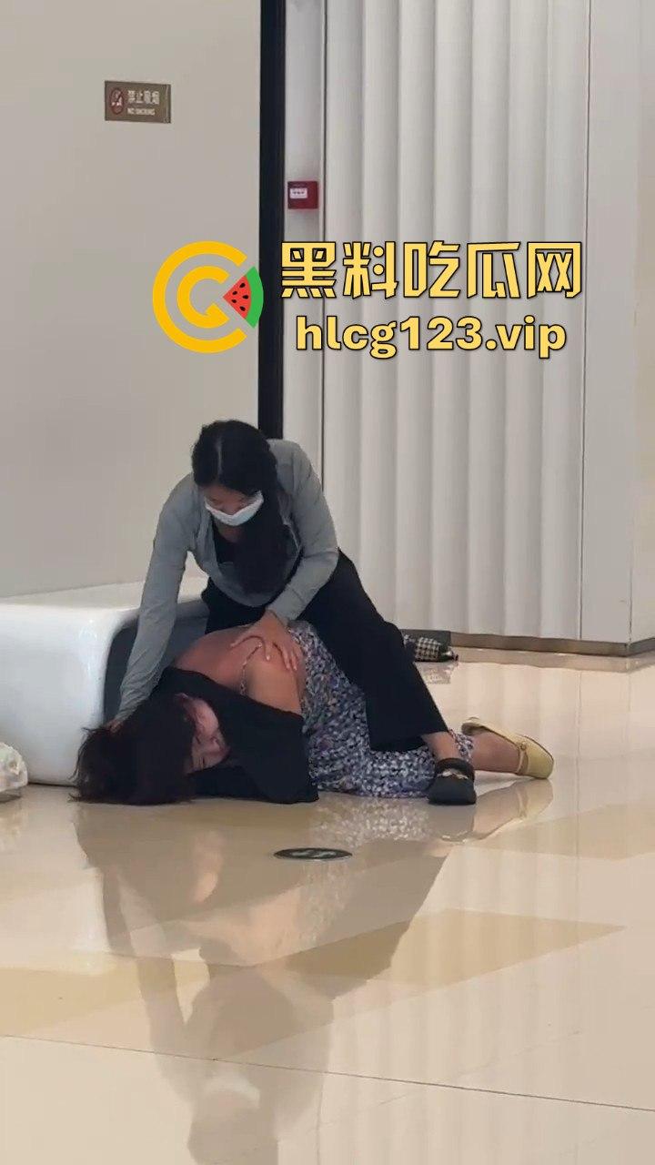 珠海街头惨烈抓小三!正妻怒揍小三十分钟,后背裸露惨叫救命,路人全程围观无人理!-6