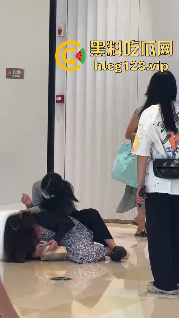 珠海街头惨烈抓小三!正妻怒揍小三十分钟,后背裸露惨叫救命,路人全程围观无人理!-7