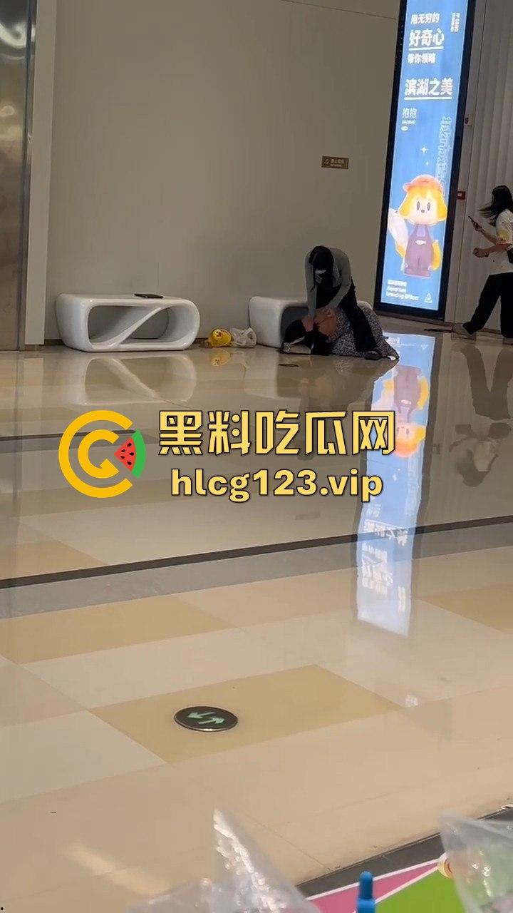 珠海街头惨烈抓小三!正妻怒揍小三十分钟,后背裸露惨叫救命,路人全程围观无人理!-11